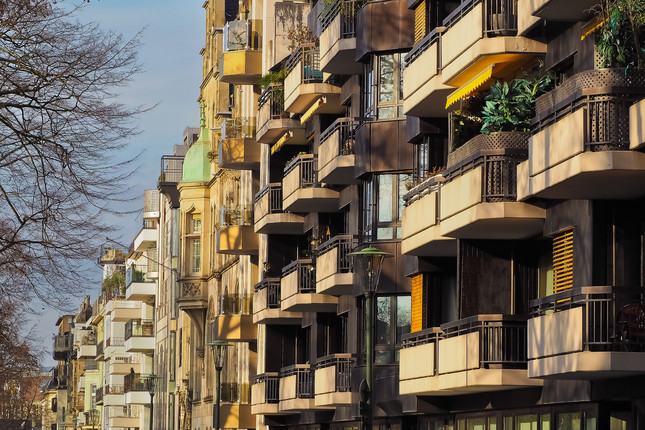 Häuserzeile in Düsseldorf mit Balkonen in der Sonne