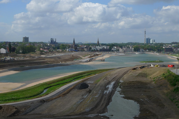 Das Bild zeigt die Flutung des neugeschaffenen Phoenix-Sees in den Jahren 2010/2011. Der See ist teilweise gefüllt.