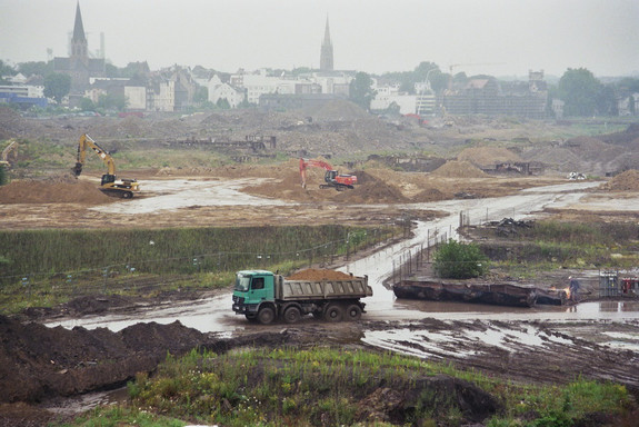 Das Bild zeigt die Großbaustelle in Dortmund-Hörde, wo ein ehemaliges Stahlwerk zu einem See samt Wohngebiet umgewandelt wird.