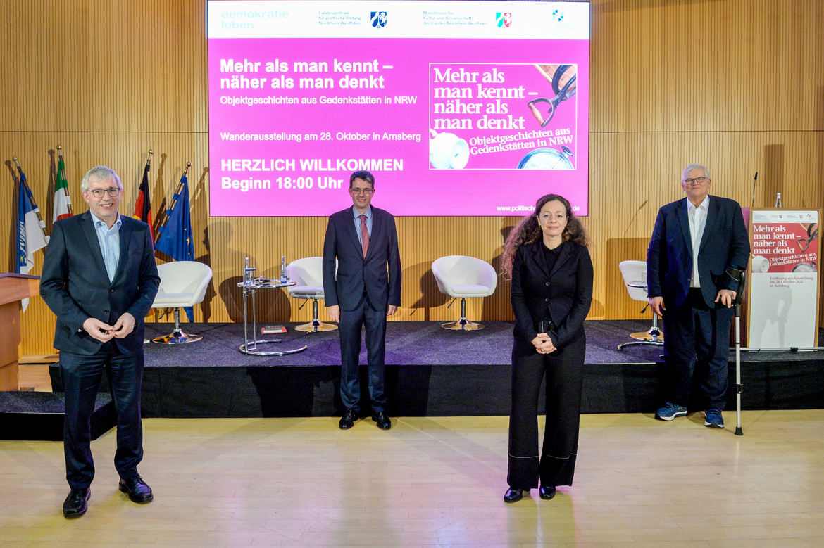 Das Bild zeigt die Teilnehmenden der Podiumsdiskussion.