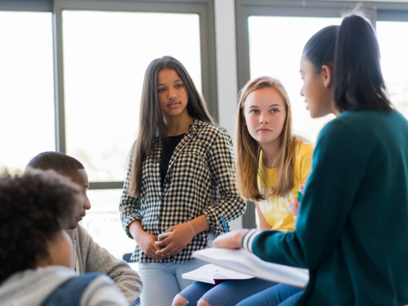 Foto mit mehreren jungen Menschen in einer Diskussion