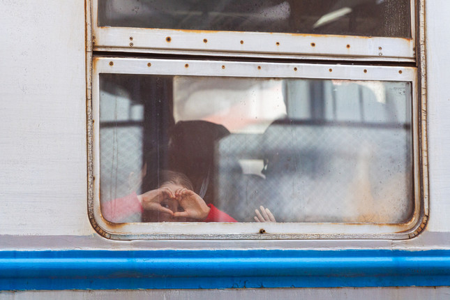 Ukrainische Kinder fliehen aus der Ukraine im Zug an einer Bahnstation in Przemyśl in Polen