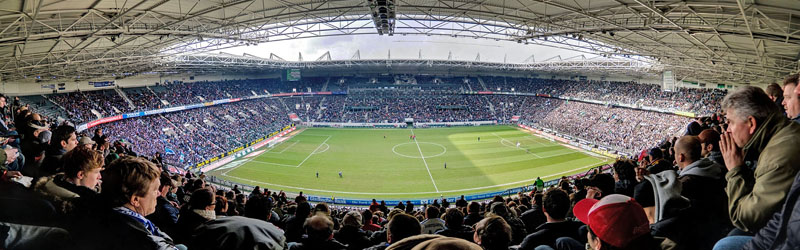 Sicht von der Tribüne auf das Spielfeld im Fußballstadion