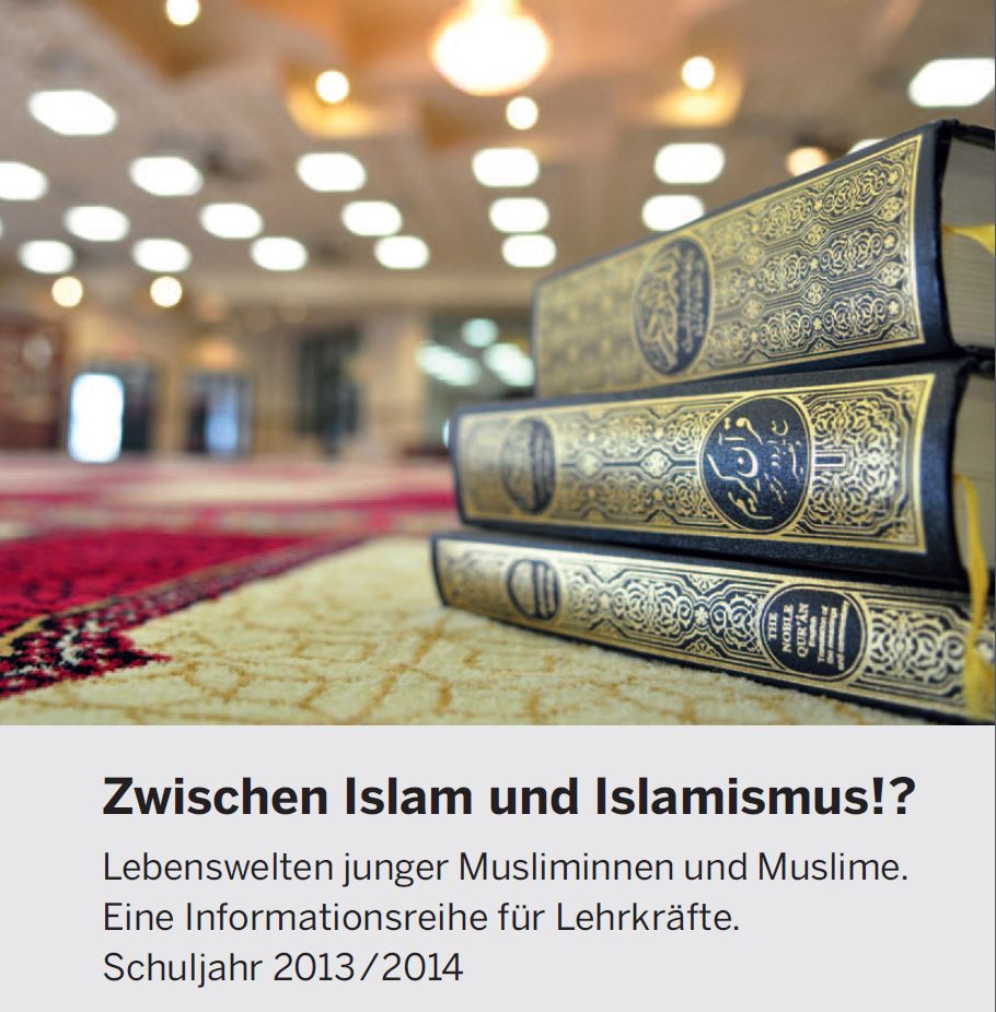 Drei Ausgaben des Korans auf einem Tisch, darunter der Titel der Veranstaltung.