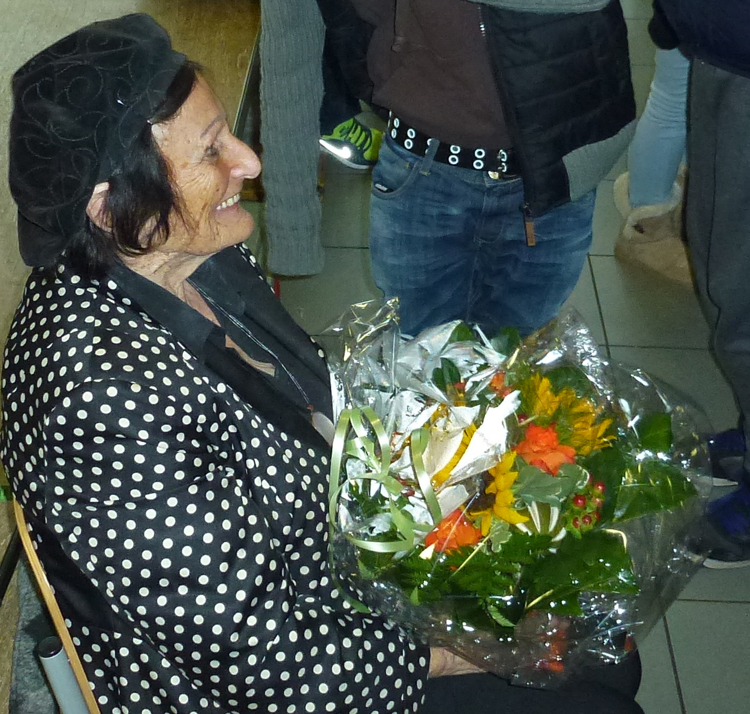 Foto von Margit Siebner mit Blumenstrauß.