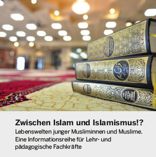 Drei Ausgaben des Korans auf einem Tisch, darunter der Titel der Veranstaltung.