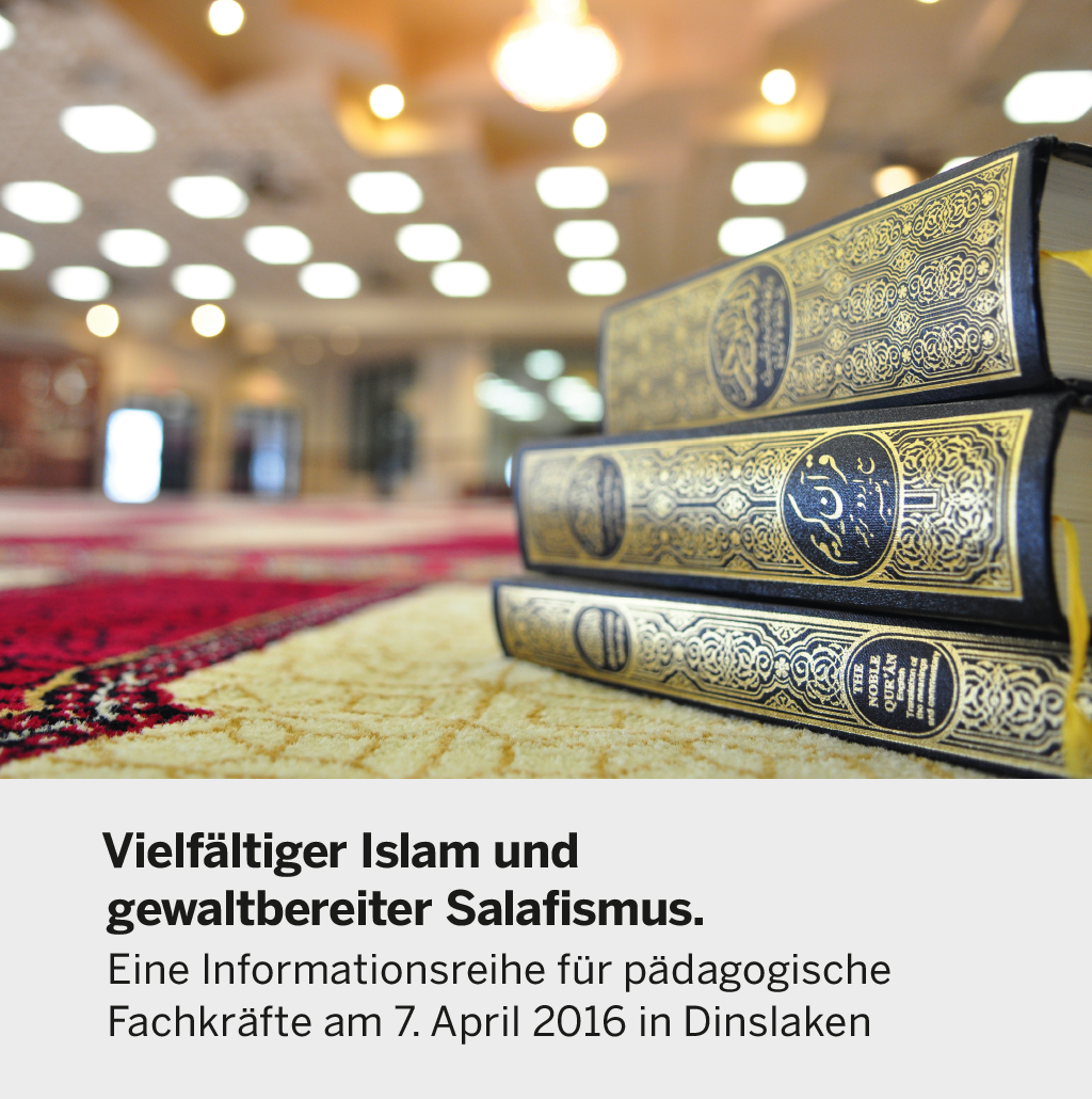  Drei Ausgaben des Korans auf einem Tisch, darunter der Titel der Veranstaltung.