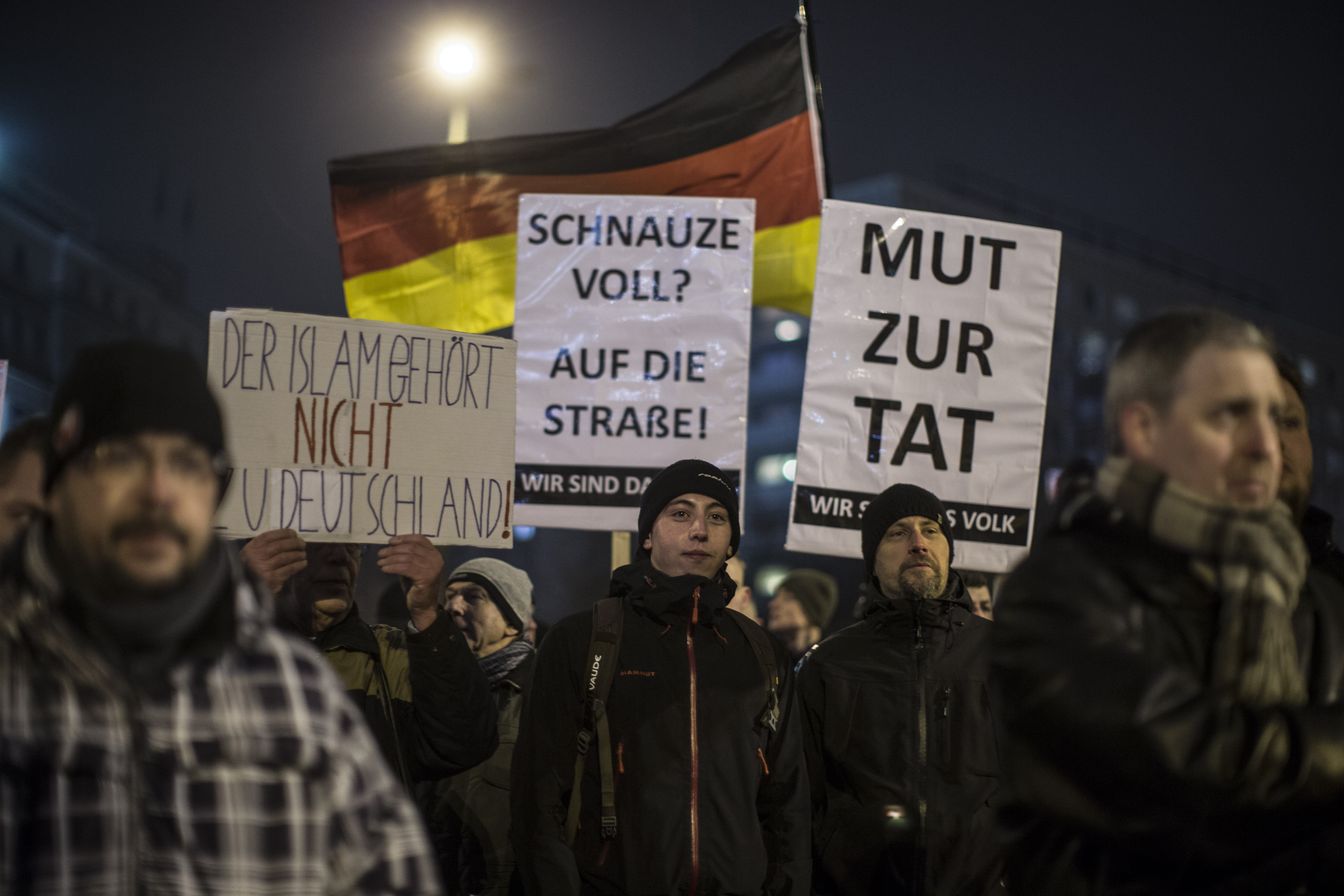 Foto von Demonstranten mit Schildern.