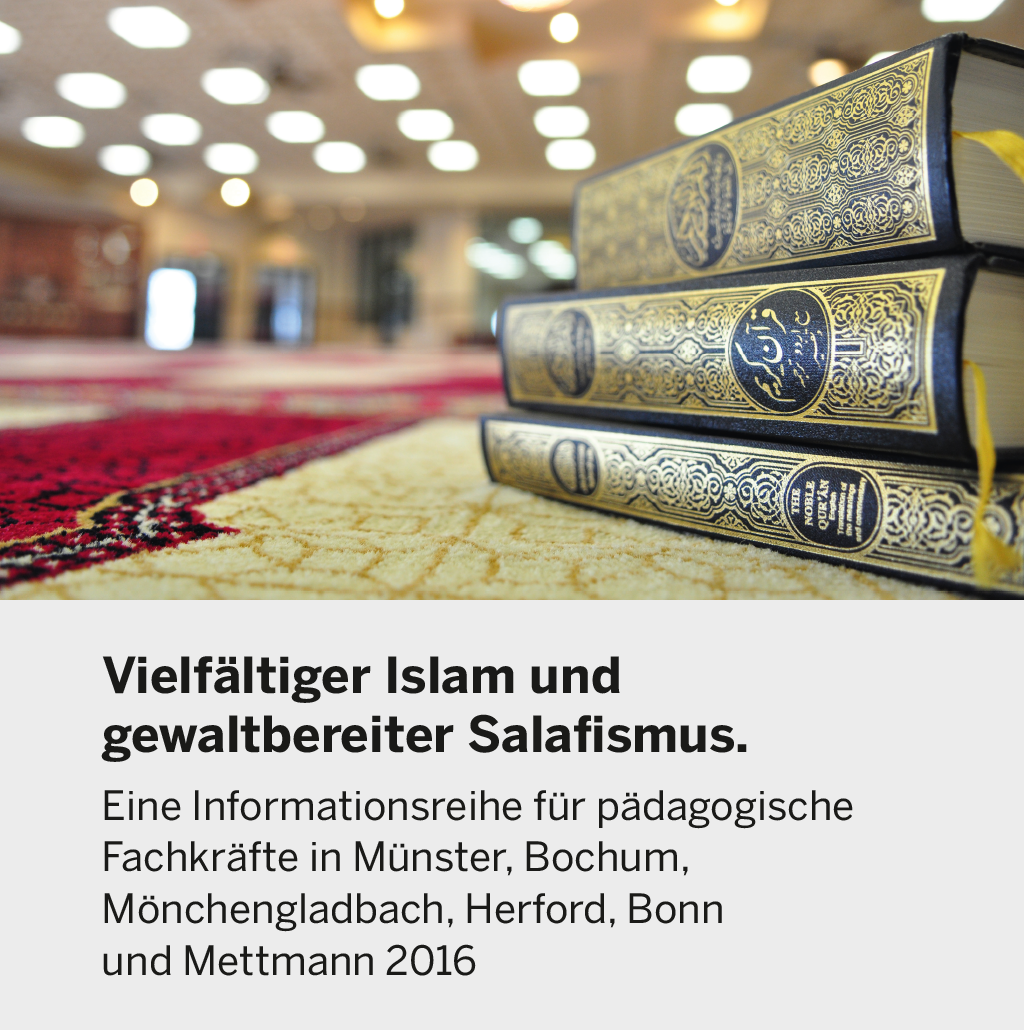  Drei Ausgaben des Korans auf einem Tisch, darunter der Titel der Veranstaltung.