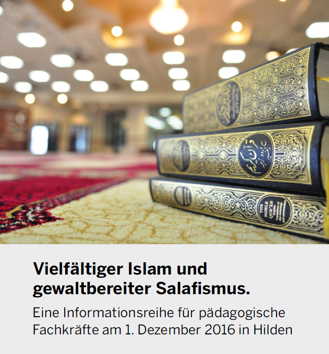 Drei Ausgaben des Korans auf einem Tisch, darunter der Titel der Veranstaltung.