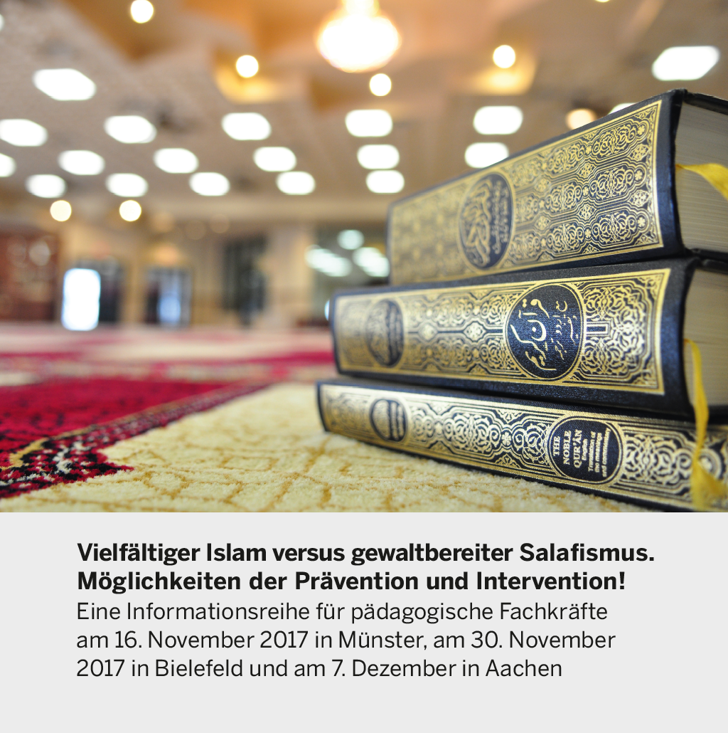 Drei Ausgaben des Korans auf einem Tisch, darunter der Titel der Veranstaltung.